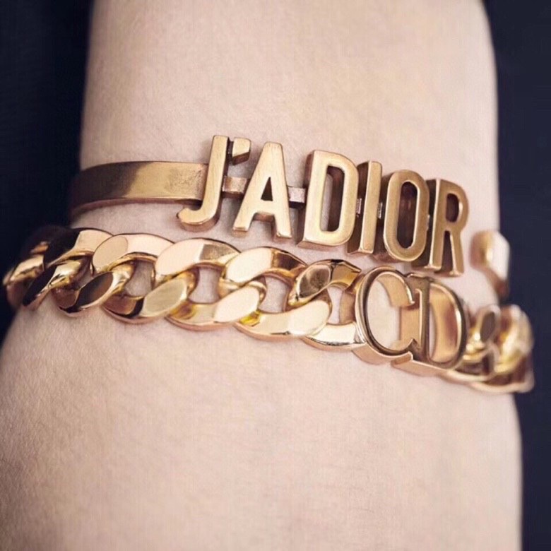 Title: Dior Dio Retrophs Collection Review Summary: Dior’s j’adior collection features stylish letter-themed accessories with perfect details, embodying feminist elegance and queenly appeal. - 图片 4
