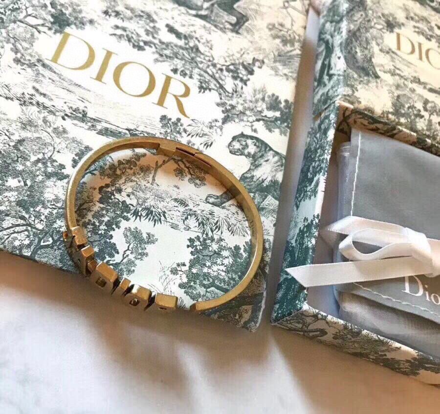 Title: Dior Dio Retrophs Collection Review Summary: Dior’s j’adior collection features stylish letter-themed accessories with perfect details, embodying feminist elegance and queenly appeal. - 图片 3