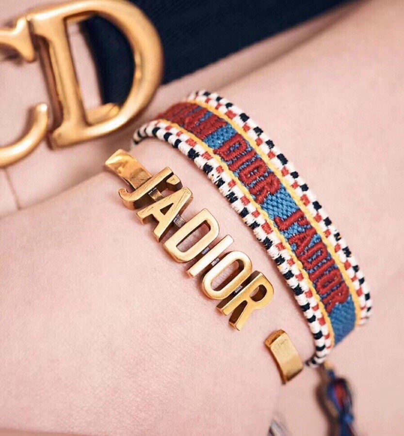 Title: Dior Dio Retrophs Collection Review Summary: Dior’s j’adior collection features stylish letter-themed accessories with perfect details, embodying feminist elegance and queenly appeal. - 图片 8