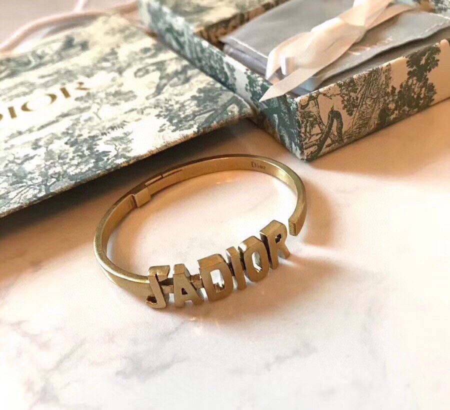 Title: Dior Dio Retrophs Collection Review Summary: Dior’s j’adior collection features stylish letter-themed accessories with perfect details, embodying feminist elegance and queenly appeal.