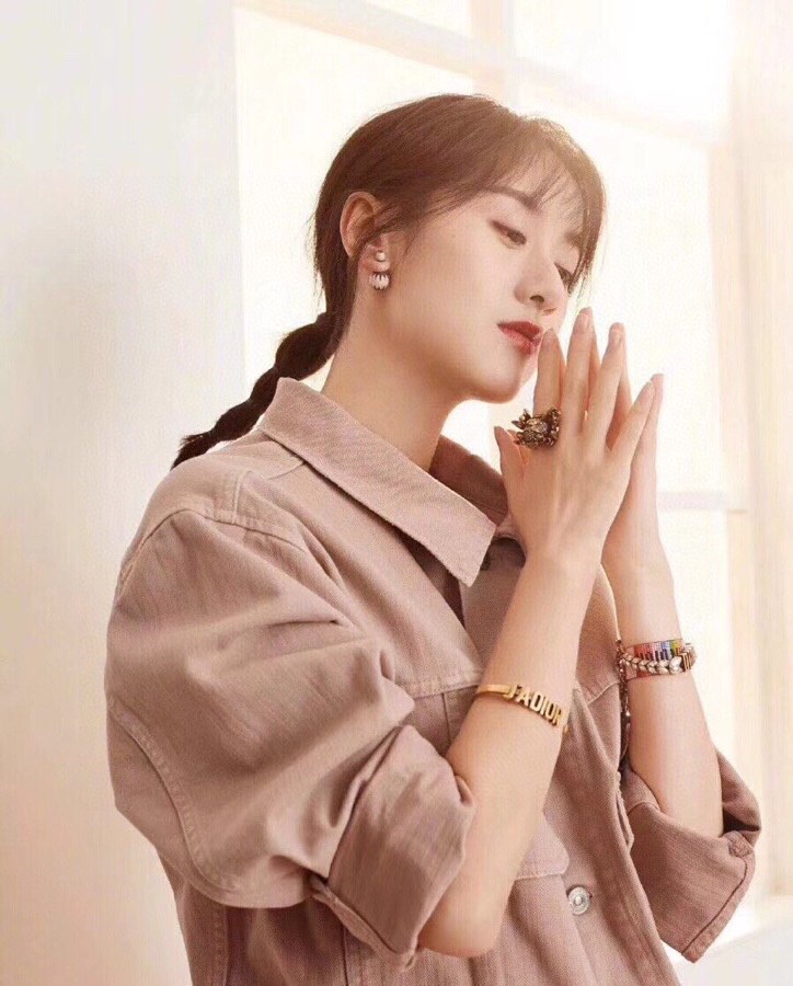 Title: Dior Dio Retrophs Collection Review Summary: Dior’s j’adior collection features stylish letter-themed accessories with perfect details, embodying feminist elegance and queenly appeal. - 图片 6