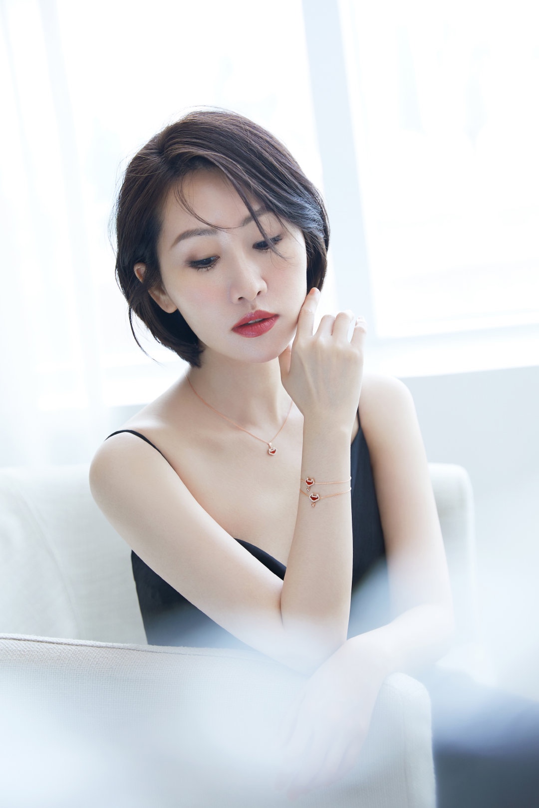 NO:632373,Recommended by fashion blogger Rebecca, the carnelian peach heart lock is very eye-catching and sweet when worn with a knitted sweater in autumn and winter, Cartier high-end jewelry19860909时尚博主黎贝卡推荐,红玉髓桃心如意锁,秋冬配针织衫很点睛,也很甜,,卡迪亚高端饰品,Jewelry