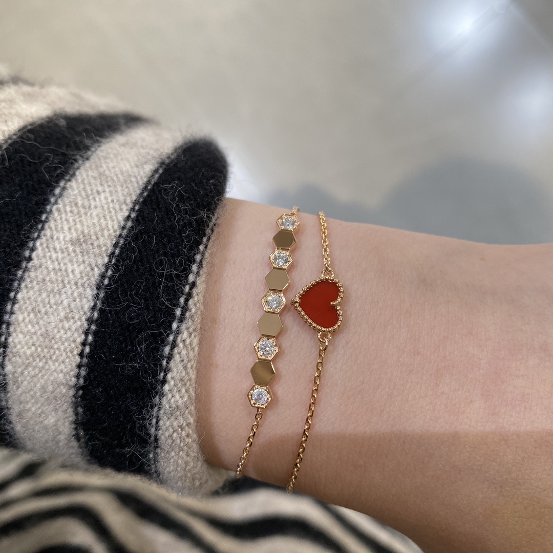 NO:632498,New style, fashionable honeycomb bracelet, bee my  The love honeycomb new member bracelet is new this year. Honeycomb we have rings, earrings, bracelets, necklaces, new bracelets, Qihuo professional jewelry development. All honeycombs are carved using imported CNC engraving machines. The hexagonal carving can make the same type of bracelets overlap infinitely. After overlap, there will be absolutely zero seams on the front and sides and zero bulges on the sides.  The surfaces are also finely carved and polished, and every cut surface will be very shiny. The main piece is curved and fits the wrist very well. It is beautiful and comfortable to wear and will not turn over. The diamond is an exclusive custom-made imported first-grade silicon titanium diamond. It does not turn yellow or dark after wearing. It is N times better than the 5A zircon on the market. The high-cost customized honeycomb series, you deserve it.  Material V gold material electroplated thick gold; specifications 14.5-18cm multi-level adjustment; unit price rose gold silver, 88240, earrings, necklace, bracelet, ring, bracelet, Cartier high-end jewelry19860909新款,尚*蜂巢手链,bee my love蜂巢新成员手链是今年新款,蜂巢我们有戒指耳环手镯项链,新增手链,齐活专业级珠宝开发所有蜂巢都采用进口cnc精雕机精雕完成,六边形的精雕可以使同款手链无限重叠,重叠后正面侧面绝对零缝零凸起侧面也都是精雕后抛光,每个切面都会非常闪.主件带有弧度的,很贴合手腕,佩戴美观舒适也不会翻面.钻石是独家定制进口硅钛料一级钻,佩戴后不发黄不发暗,比市面上5A锆石好N倍高成本定制款蜂巢系列,你值得拥有 材质V金材质电镀厚金； 规格14.5-18cm多档位调节； 单价玫瑰金银色 ,88240,,earrings,necklace,bracelet,ring,bracelet,卡迪亚高端饰品,Jewelry