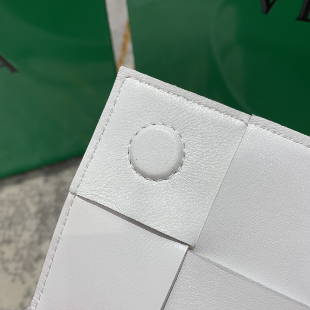 Bottega Veneta葆蝶家  The Belt Cassttte腰包 639367白色