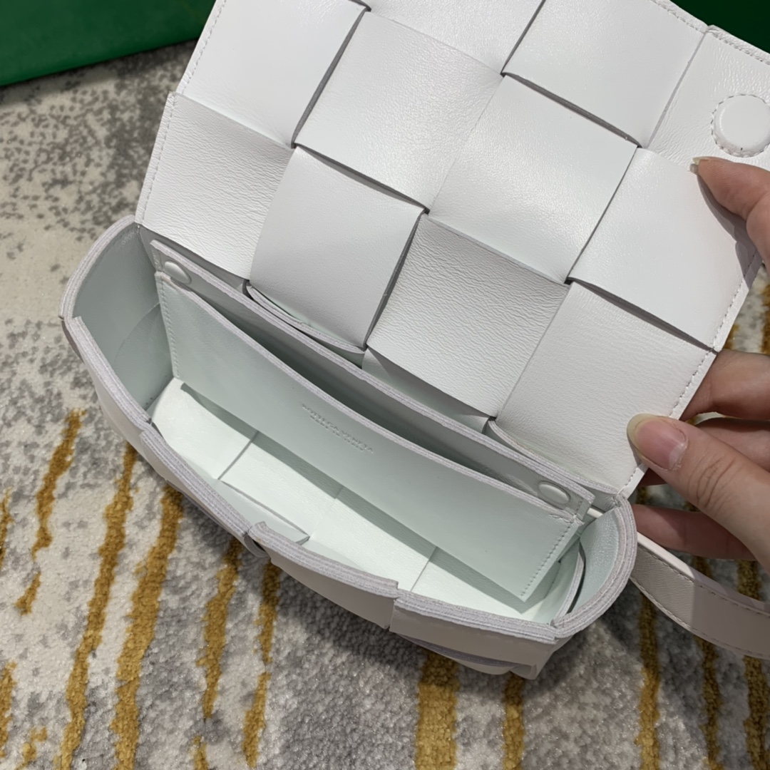 Bottega Veneta葆蝶家  The Belt Cassttte腰包 639367白色