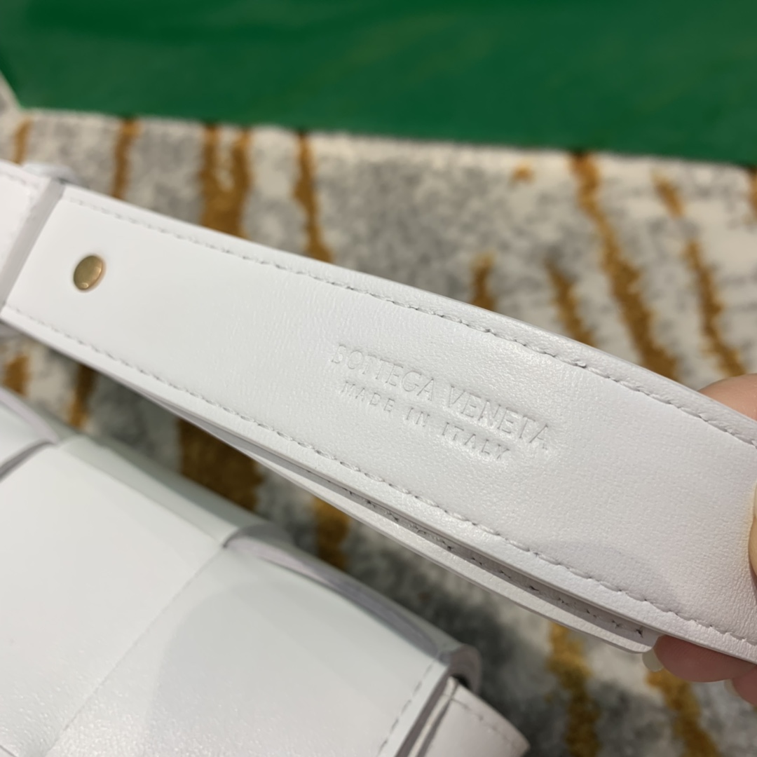 Bottega Veneta葆蝶家  The Belt Cassttte腰包 639367白色