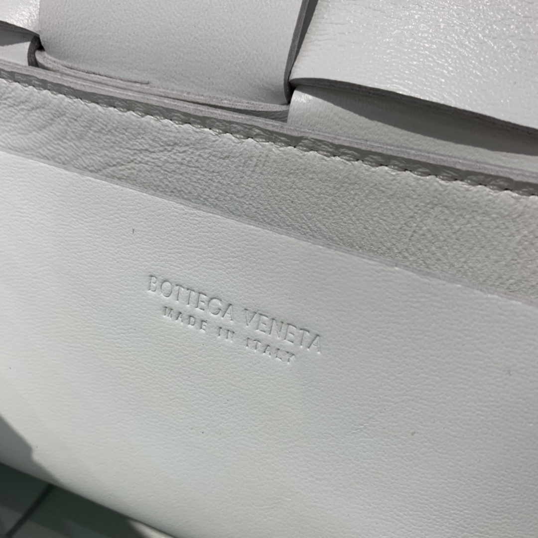 Bottega Veneta葆蝶家  The Belt Cassttte腰包 639367白色