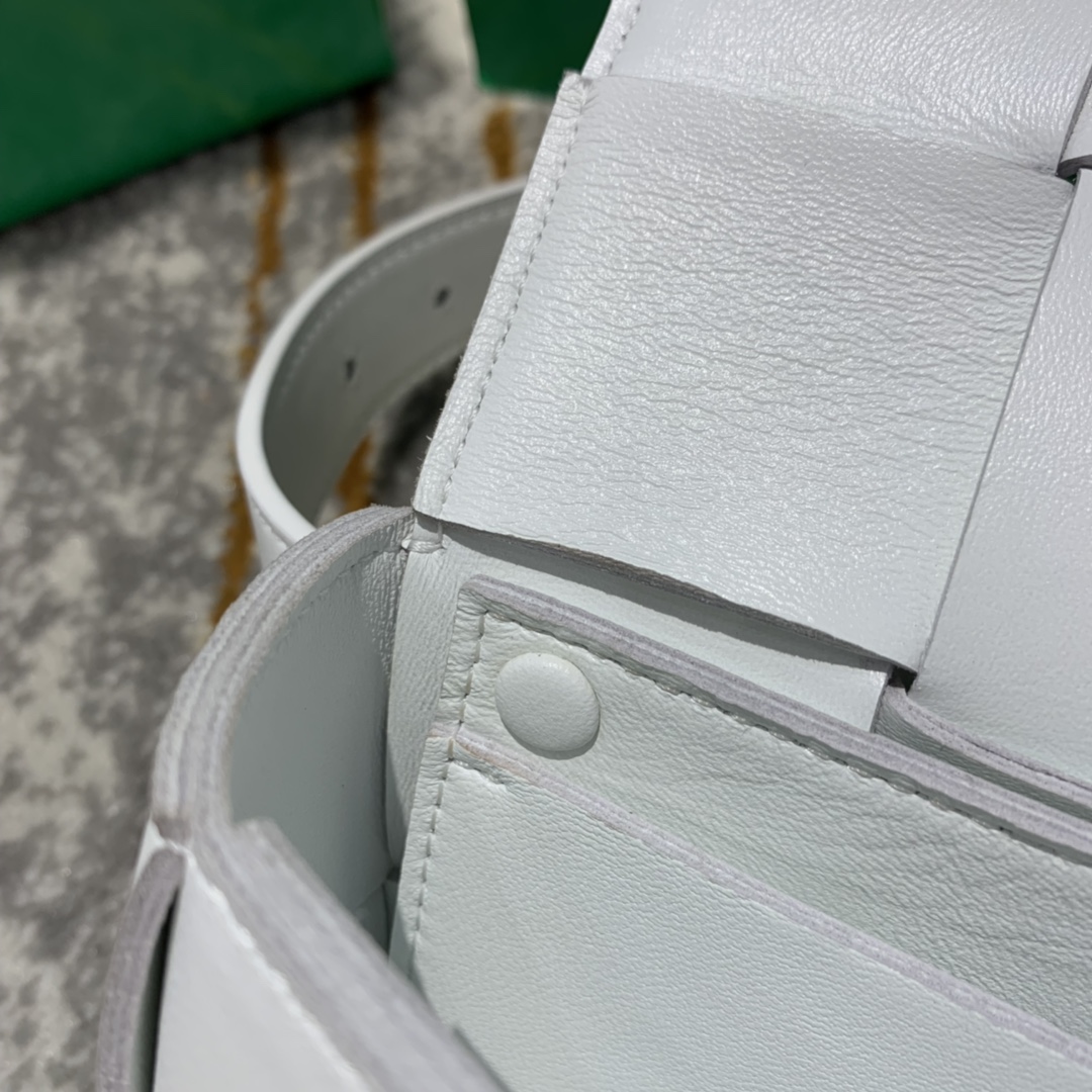 Bottega Veneta葆蝶家  The Belt Cassttte腰包 639367白色