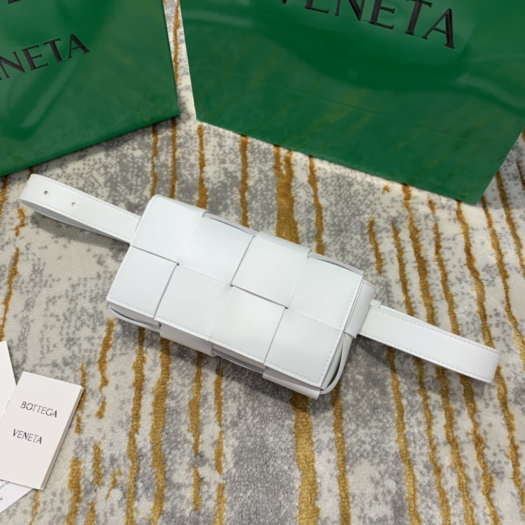 Bottega Veneta葆蝶家  The Belt Cassttte腰包 639367白色