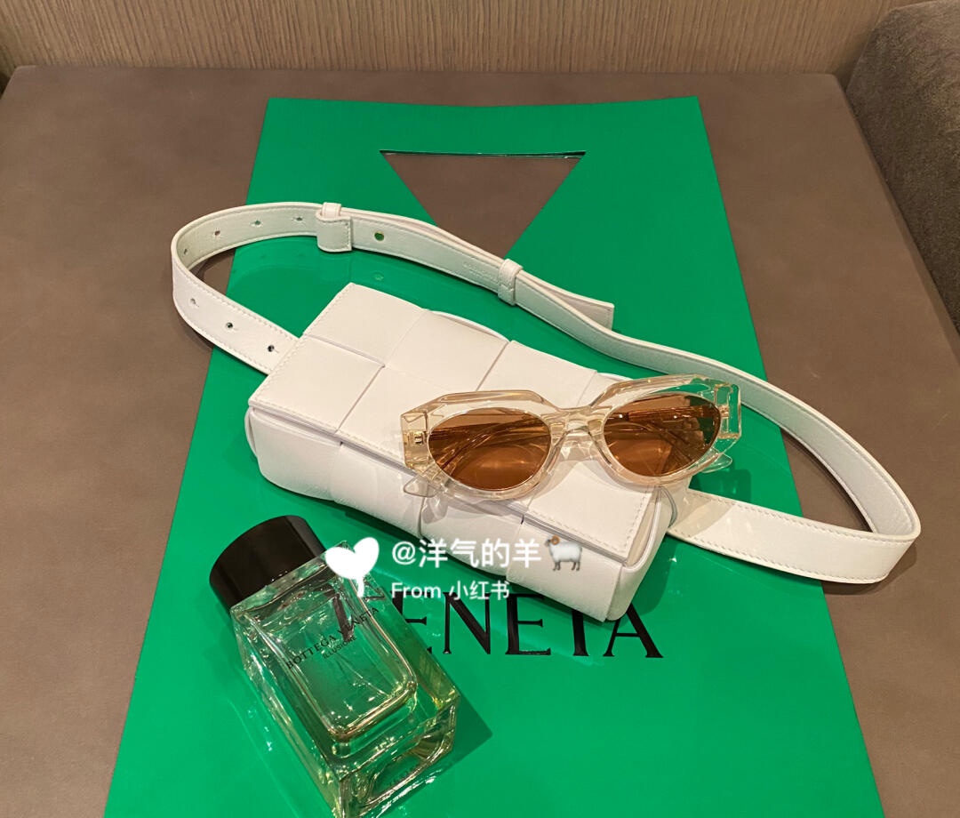 Bottega Veneta葆蝶家  The Belt Cassttte腰包 639367白色