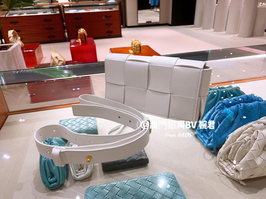 Bottega Veneta葆蝶家  The Belt Cassttte腰包 639367白色