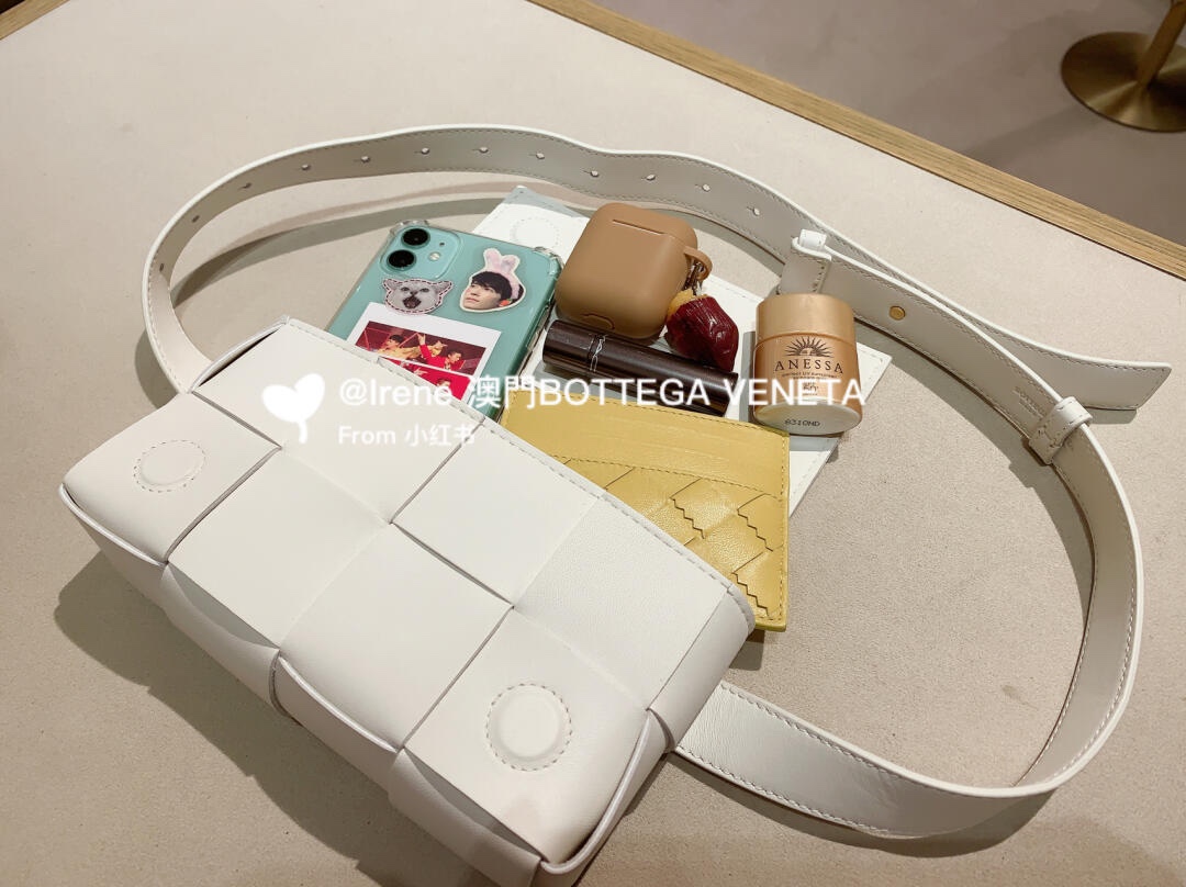 Bottega Veneta葆蝶家  The Belt Cassttte腰包 639367白色