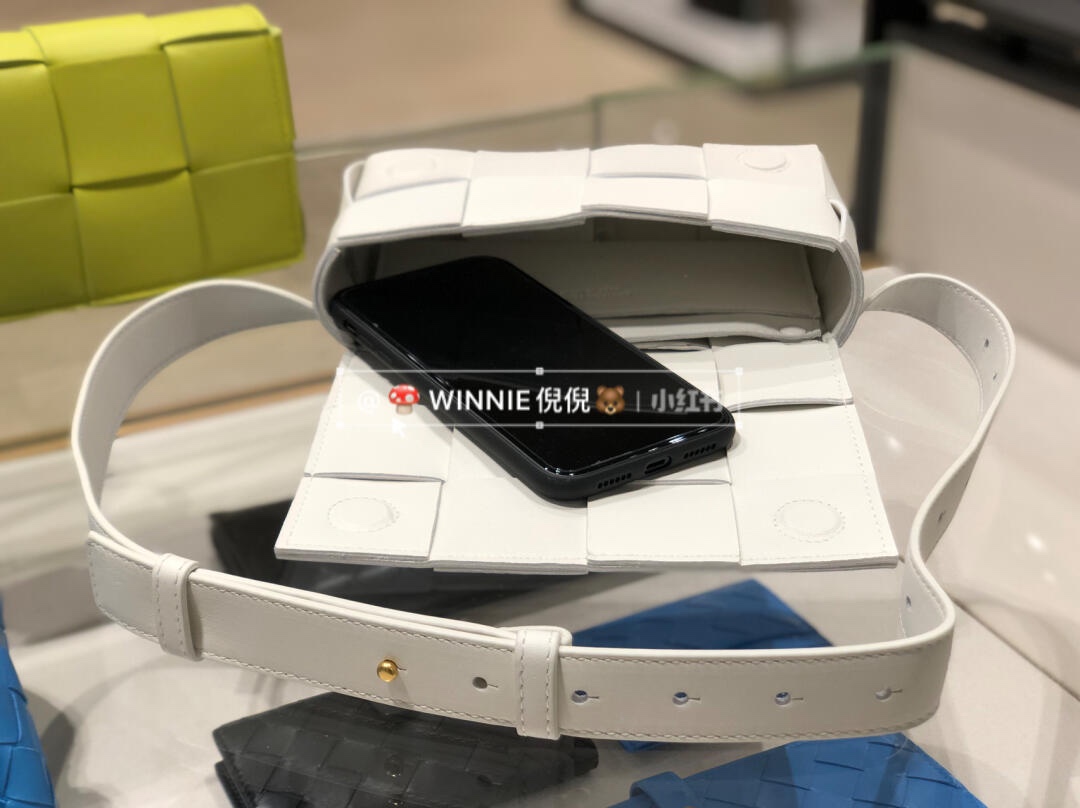 Bottega Veneta葆蝶家  The Belt Cassttte腰包 639367白色