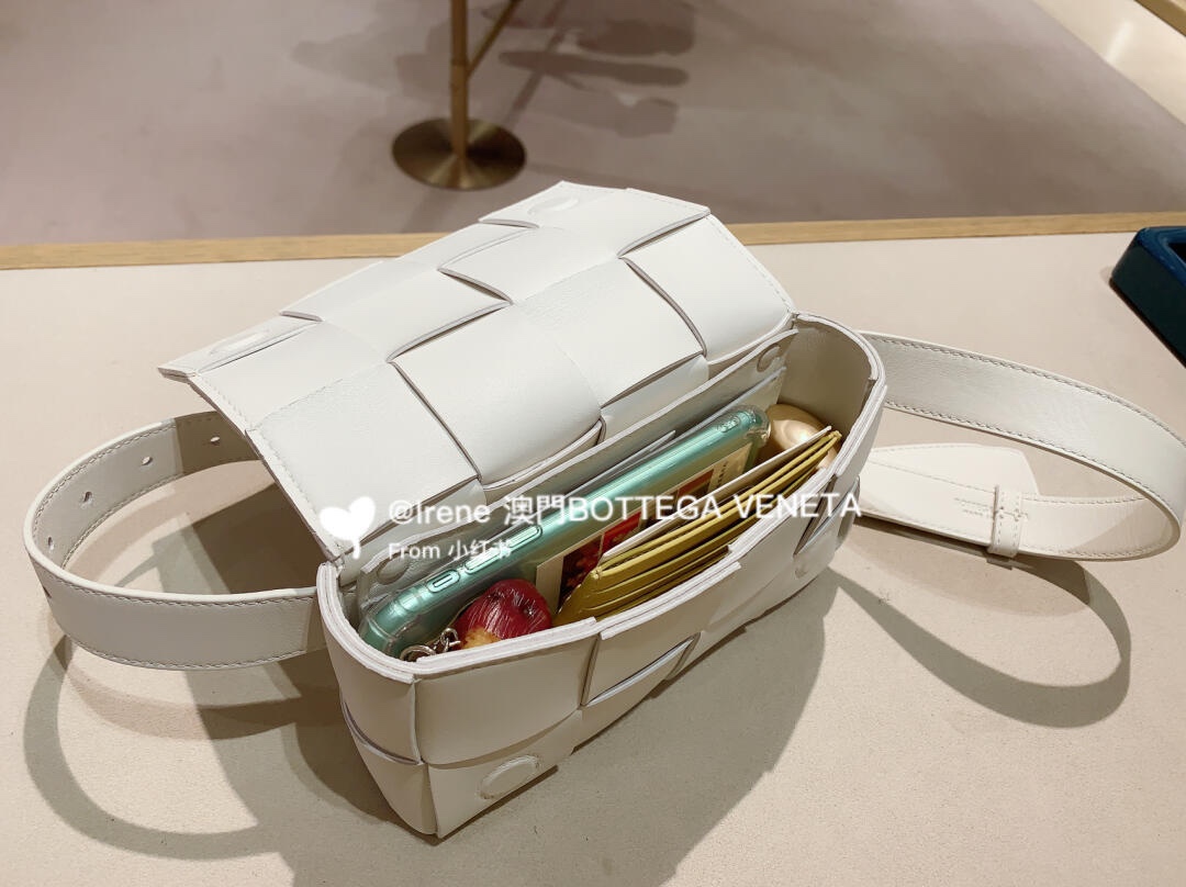 Bottega Veneta葆蝶家  The Belt Cassttte腰包 639367白色