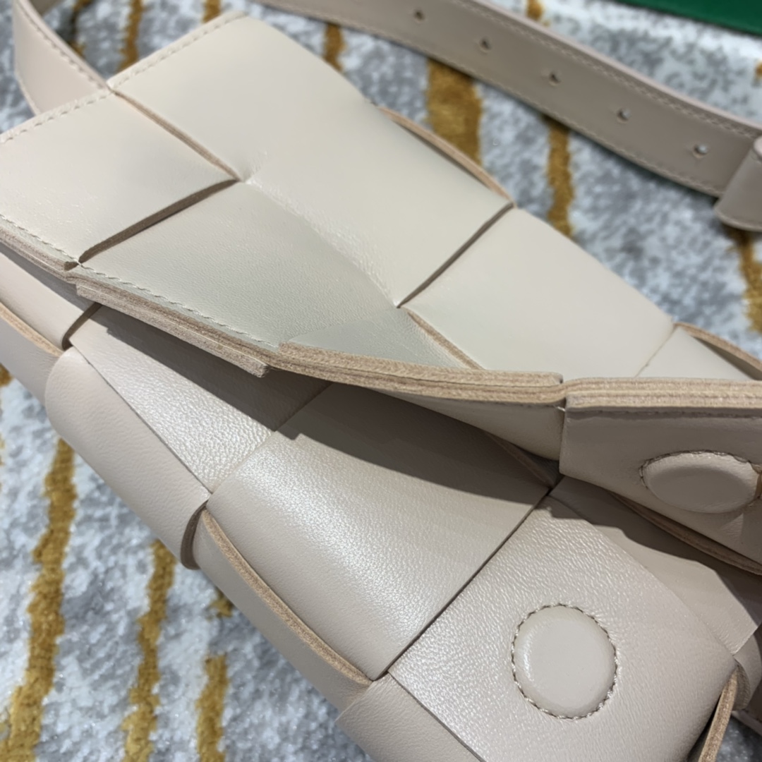 Bottega Veneta葆蝶家  The Belt Cassttte腰包 639367奶茶色
