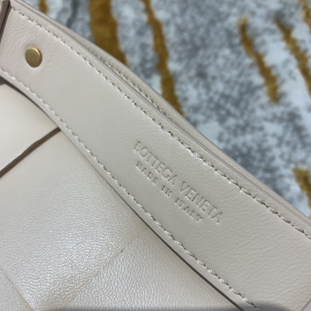 Bottega Veneta葆蝶家  The Belt Cassttte腰包 639367奶茶色