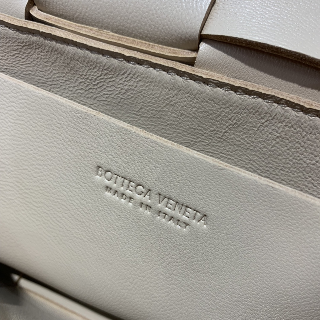 Bottega Veneta葆蝶家  The Belt Cassttte腰包 639367奶茶色