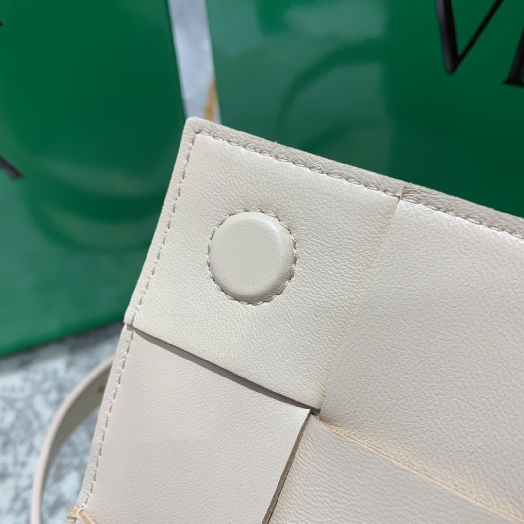 Bottega Veneta葆蝶家  The Belt Cassttte腰包 639367奶茶色