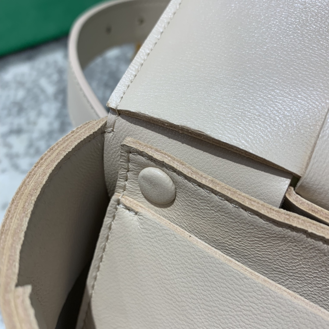 Bottega Veneta葆蝶家  The Belt Cassttte腰包 639367奶茶色