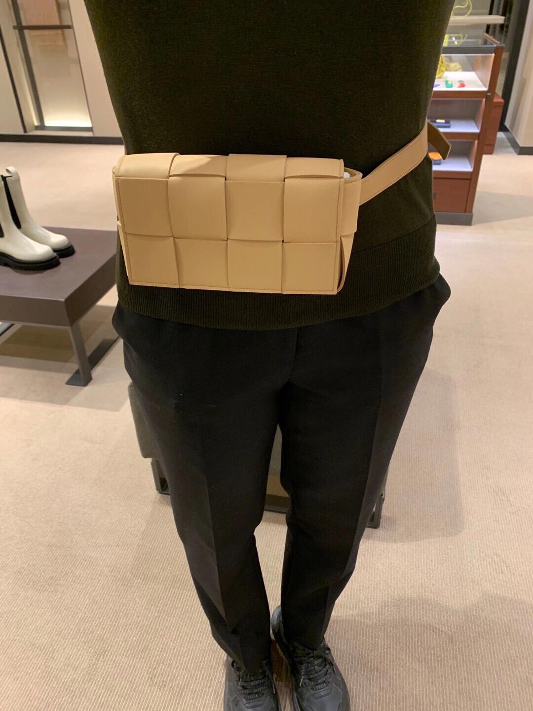 Bottega Veneta葆蝶家  The Belt Cassttte腰包 639367奶茶色