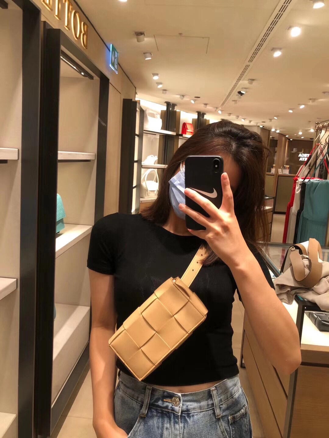 Bottega Veneta葆蝶家  The Belt Cassttte腰包 639367奶茶色