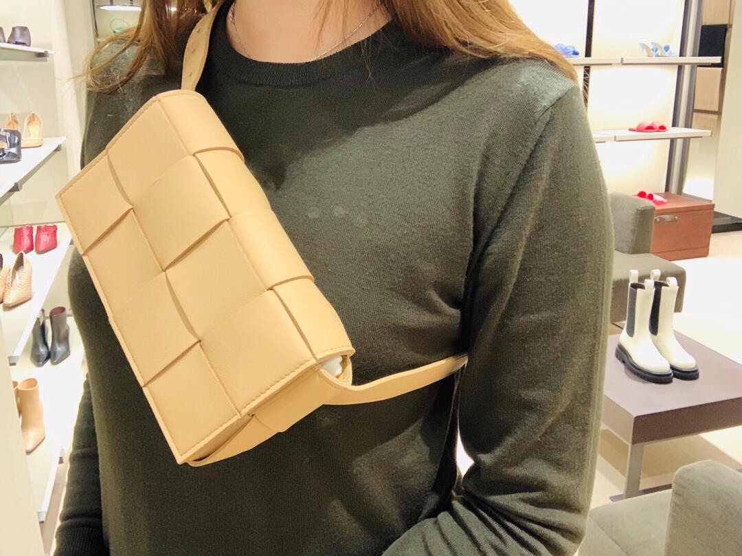 Bottega Veneta葆蝶家  The Belt Cassttte腰包 639367奶茶色