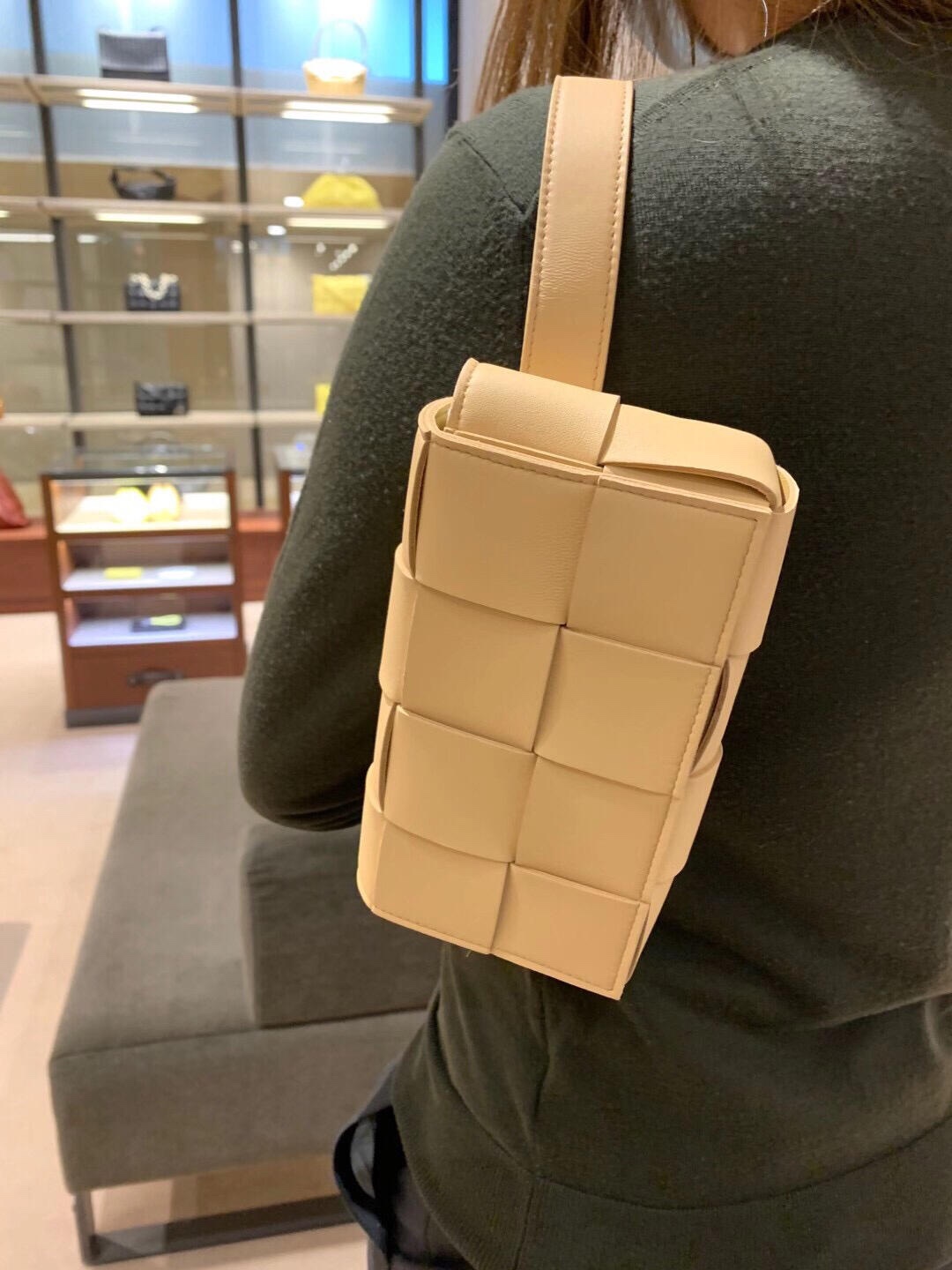 Bottega Veneta葆蝶家  The Belt Cassttte腰包 639367奶茶色