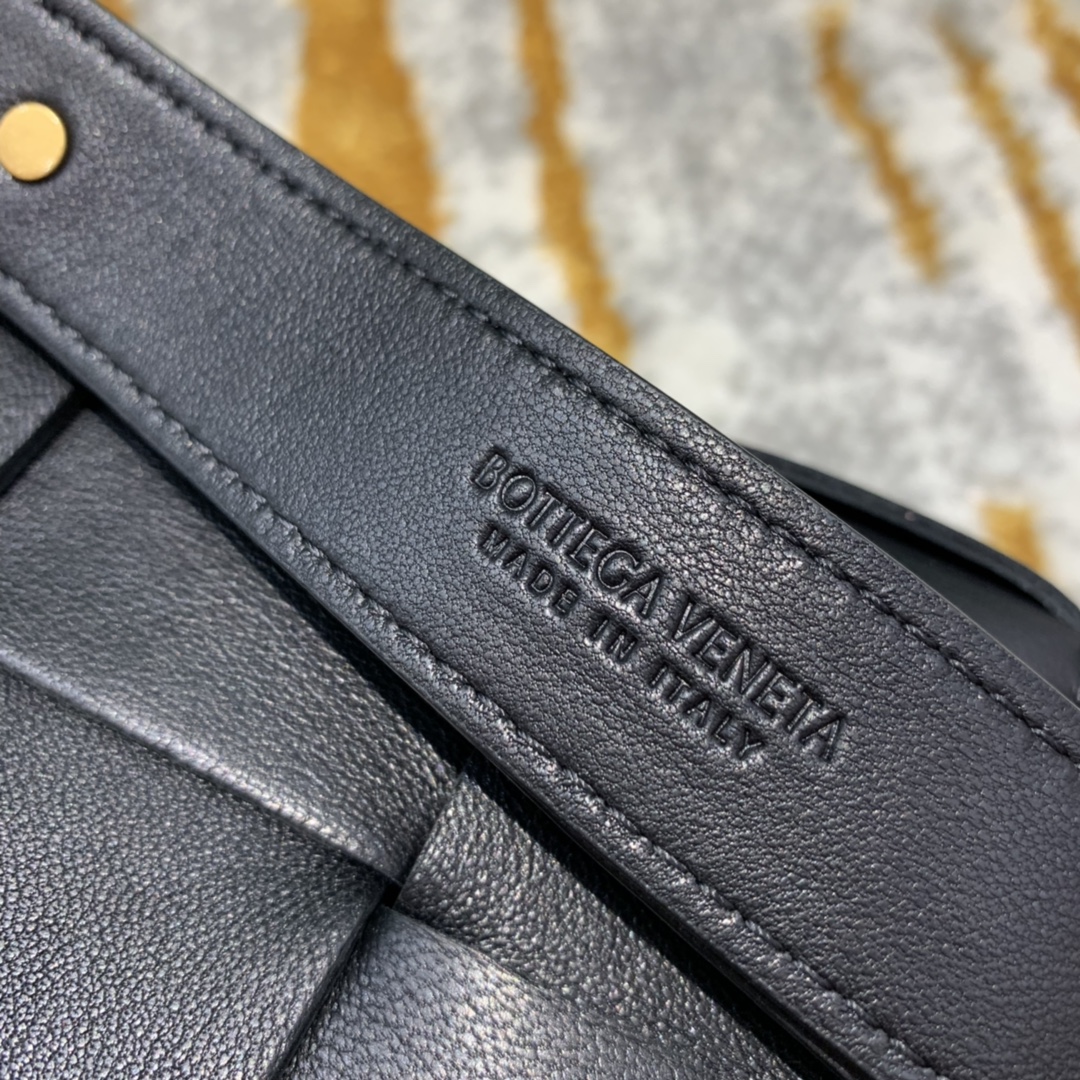 Bottega Veneta葆蝶家  The Belt Cassttte腰包 639367黑色