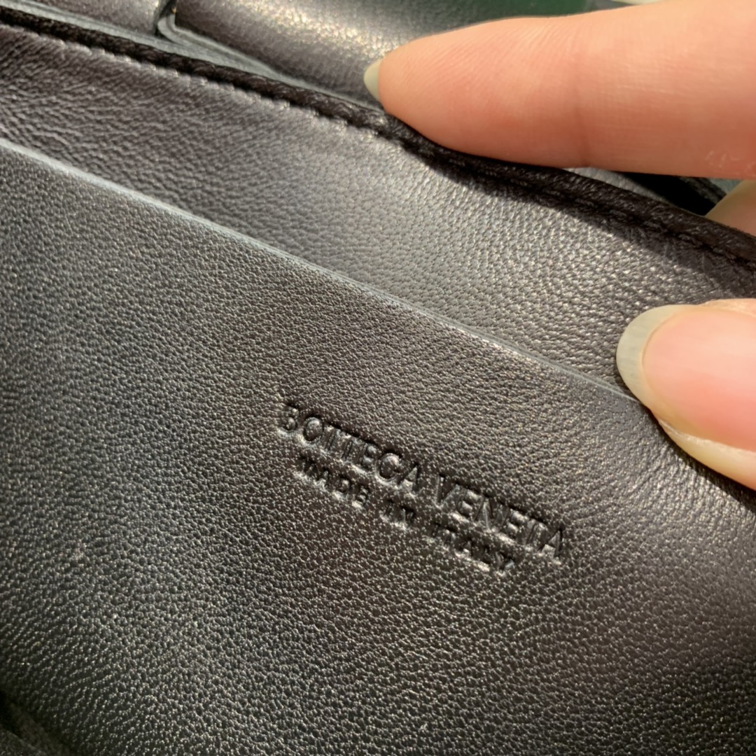 Bottega Veneta葆蝶家  The Belt Cassttte腰包 639367黑色