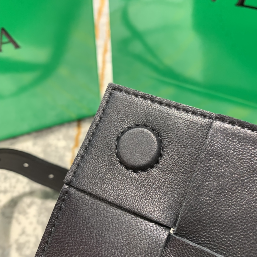 Bottega Veneta葆蝶家  The Belt Cassttte腰包 639367黑色