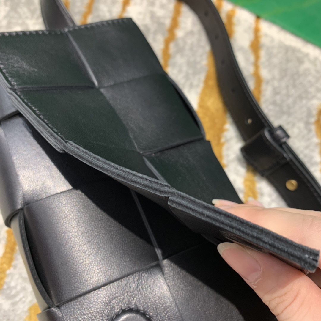 Bottega Veneta葆蝶家  The Belt Cassttte腰包 639367黑色