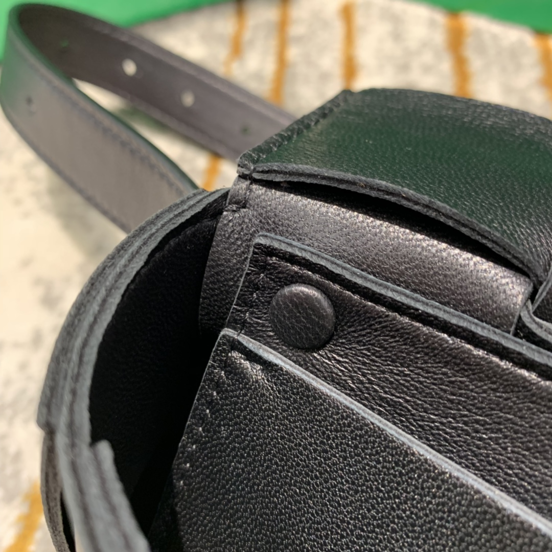 Bottega Veneta葆蝶家  The Belt Cassttte腰包 639367黑色