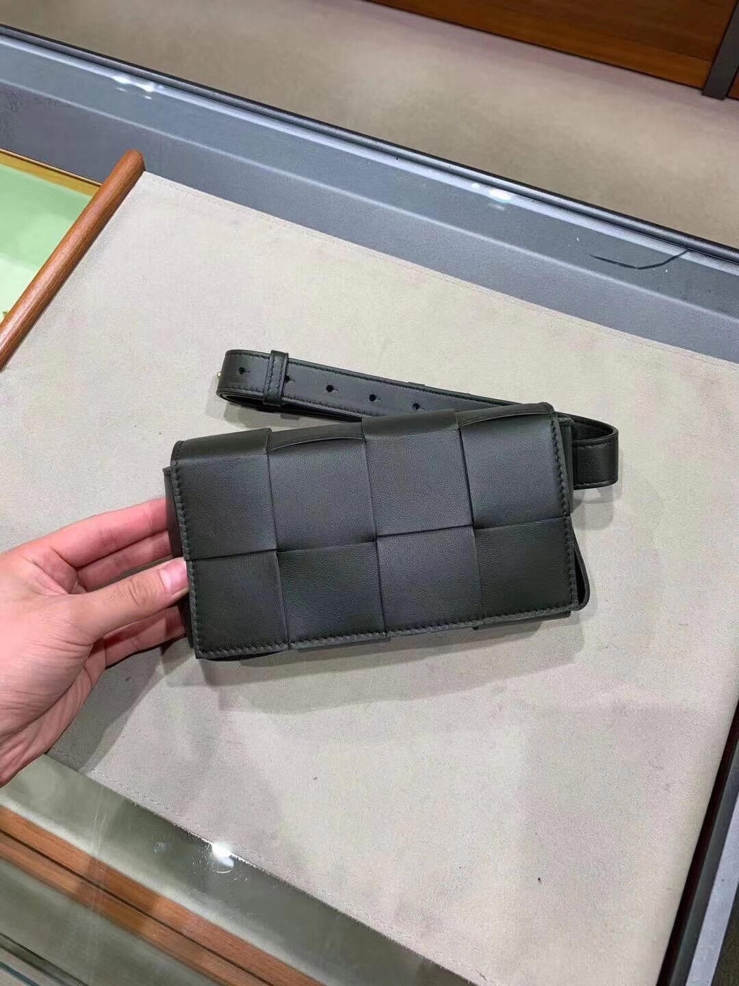 Bottega Veneta葆蝶家  The Belt Cassttte腰包 639367黑色