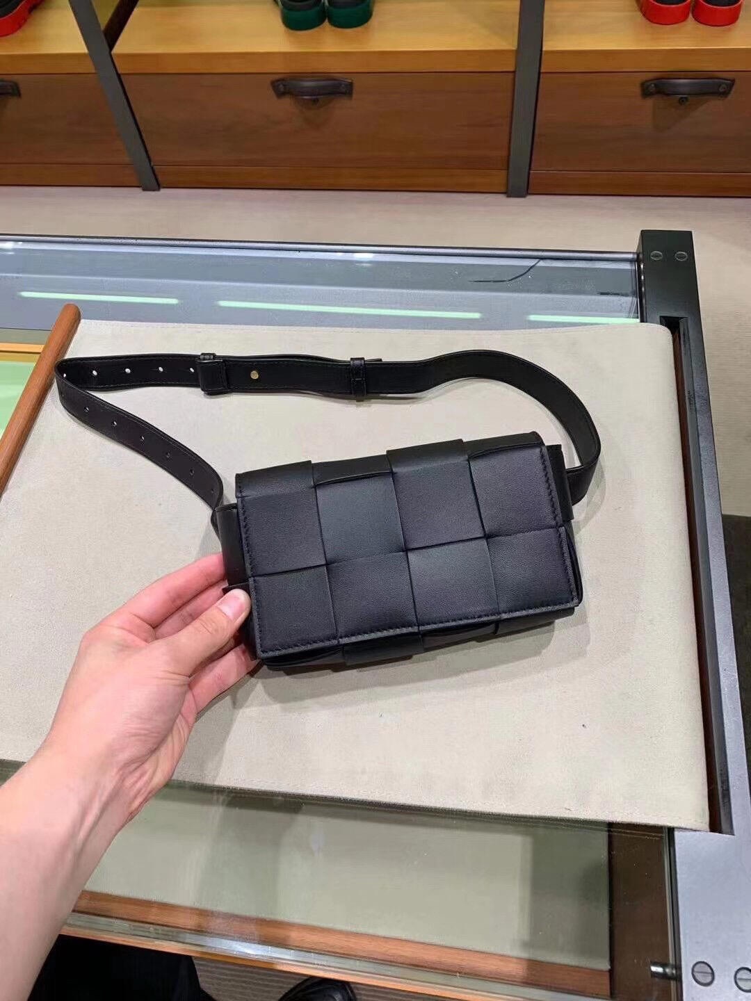 Bottega Veneta葆蝶家  The Belt Cassttte腰包 639367黑色