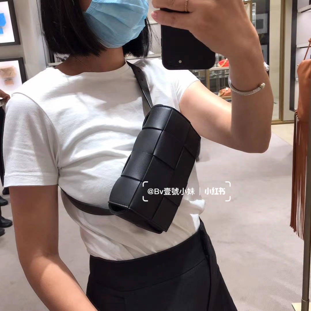 Bottega Veneta葆蝶家  The Belt Cassttte腰包 639367黑色