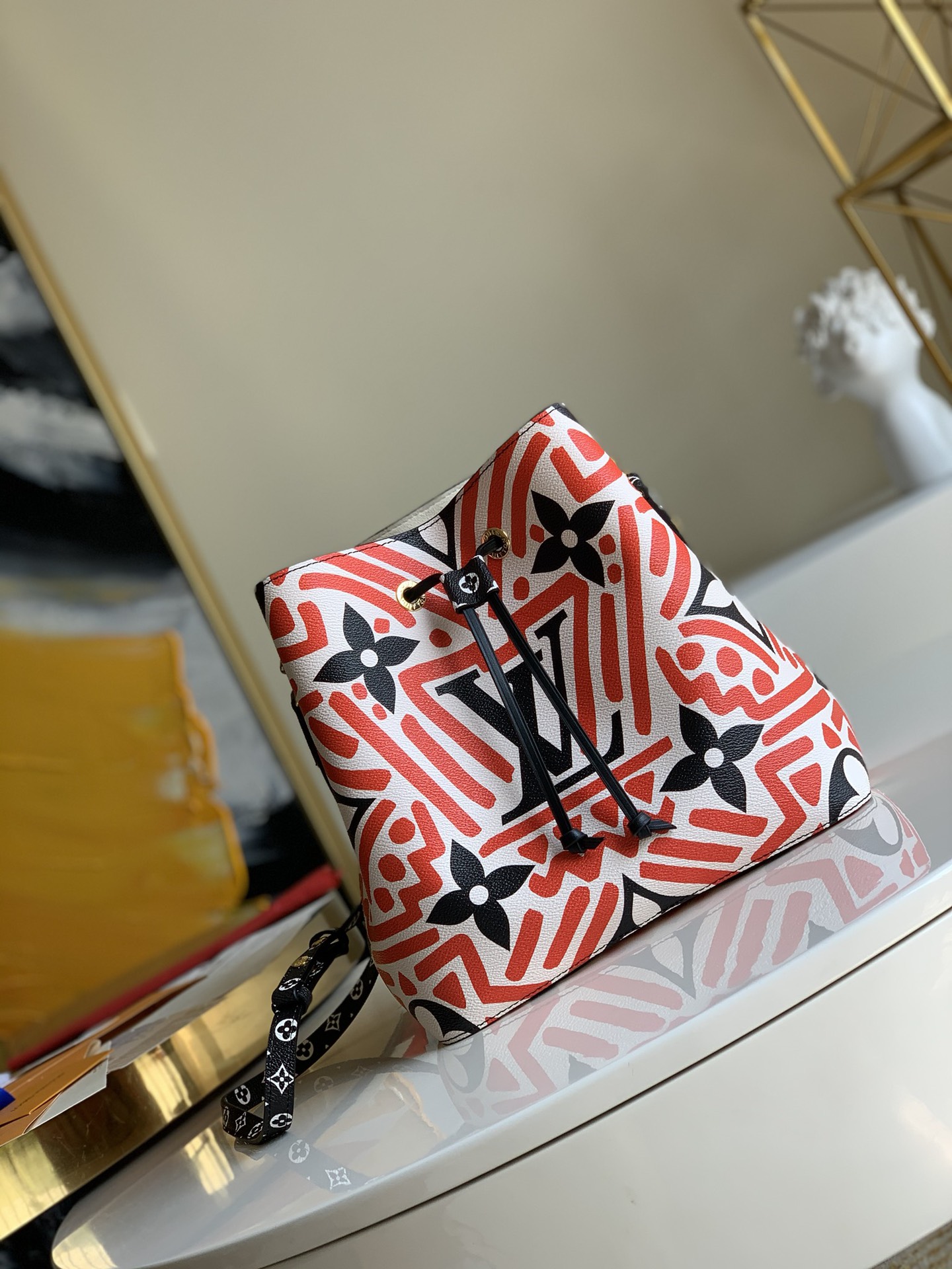 NO:396194,[Exclusive real shot M45362] The most popular style of the recommended counter in the season, the trendy bucket bag, Neonoe wine barrel style, all kinds of grass planting, street photography, can't stop... Return to the classic logo, retro style, street style, exquisite style, easy to match all year round - choose soft Monogram canvas fabric and match with colorful calfskin decoration, adjustable shoulder strap design is convenient for creating a modern crossbody style. Red black letter size 26*27*22cm W., LV [original leather], louis vuitton, cowhide19860909【独家实拍M45362】当季推荐专柜最爆款式,新潮水桶包 Neonoe酒桶风格各种种草、街拍、欲罢不能……回归经典Logo,复古风,街头风,精致风都可以,一年四季都好搭配-选用柔软的 Monogram 帆布面料 并搭配缤纷多彩的小牛皮装饰 可调节肩带设计便于打造风格现代的斜挎造型.红色黑字 尺寸26*27*22cm W.,LV【原厂皮】,louis vuitton,cowhide,Bag