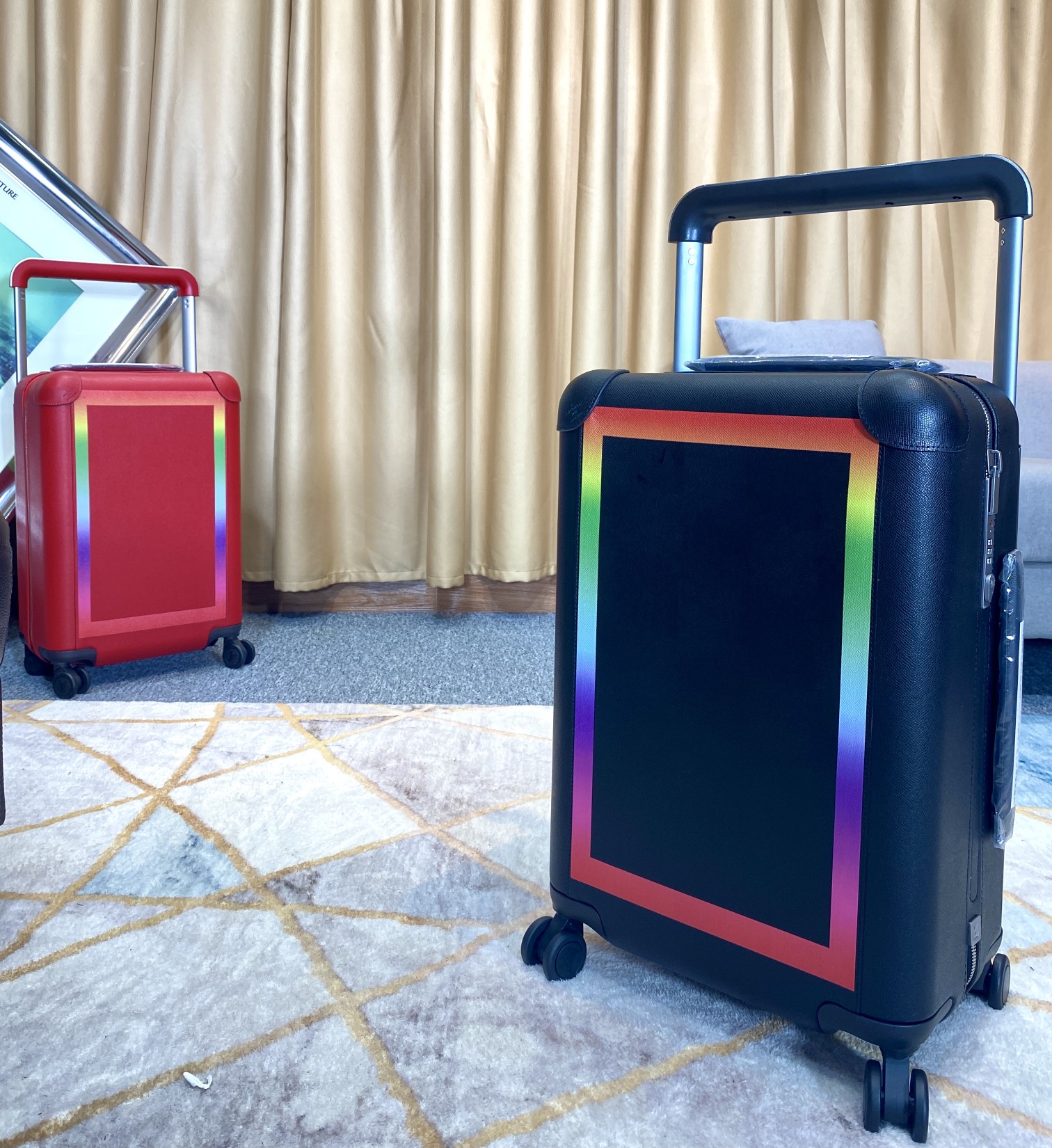 NO:336612,HORIZON four-wheel trolley case, 55 cm men's art director Virgil Abloh looked back at the turn of the last century and inspired the cross, square and round elements used by Louis Vuitton to customize hard boxes, embellishing rainbow rectangles and cross patterns on both sides of the Horizon suitcase, releasing vitality against the backdrop of foggy black Taga leather. The light texture hides abundant space, and exquisite pulleys make for a smooth experience.,,louis vuitton19860909HORIZON 四轮拉杆箱,55 厘米男装艺术总监 Virgil Abloh 回望上世纪之交,以路易威登用于定制硬箱的十字、方形与圆形元素激发灵感,为 Horizon 旅行箱的两侧分别点缀彩虹色矩形和十字图案,在雾黑色 Taga 皮革的映衬下释放活力.轻盈质感暗藏充裕空间,考究滑轮成就顺畅体验.,,louis vuitton,luggage