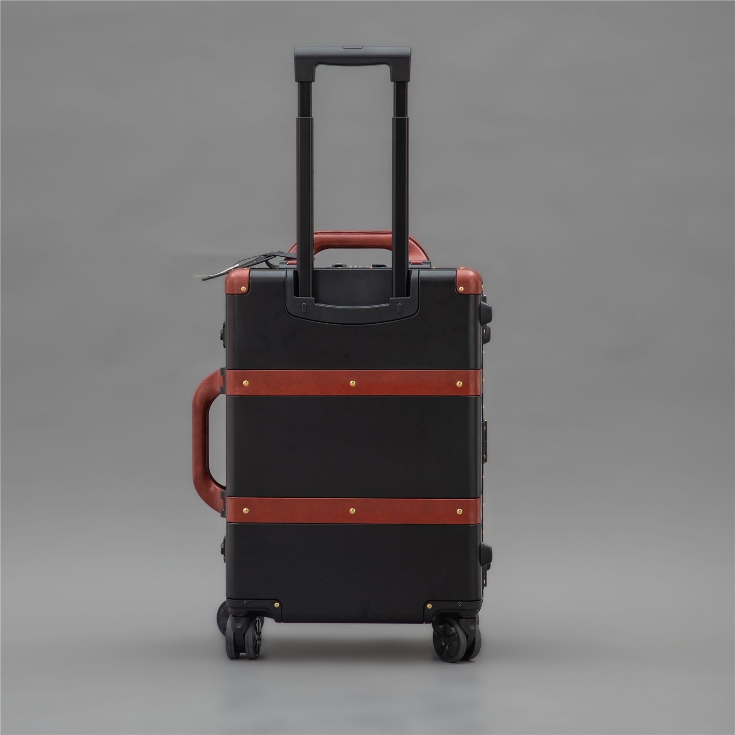 Luxury Gucci Aluminium Suitcase with Innovative Features and Secure Locking System - 图片 4