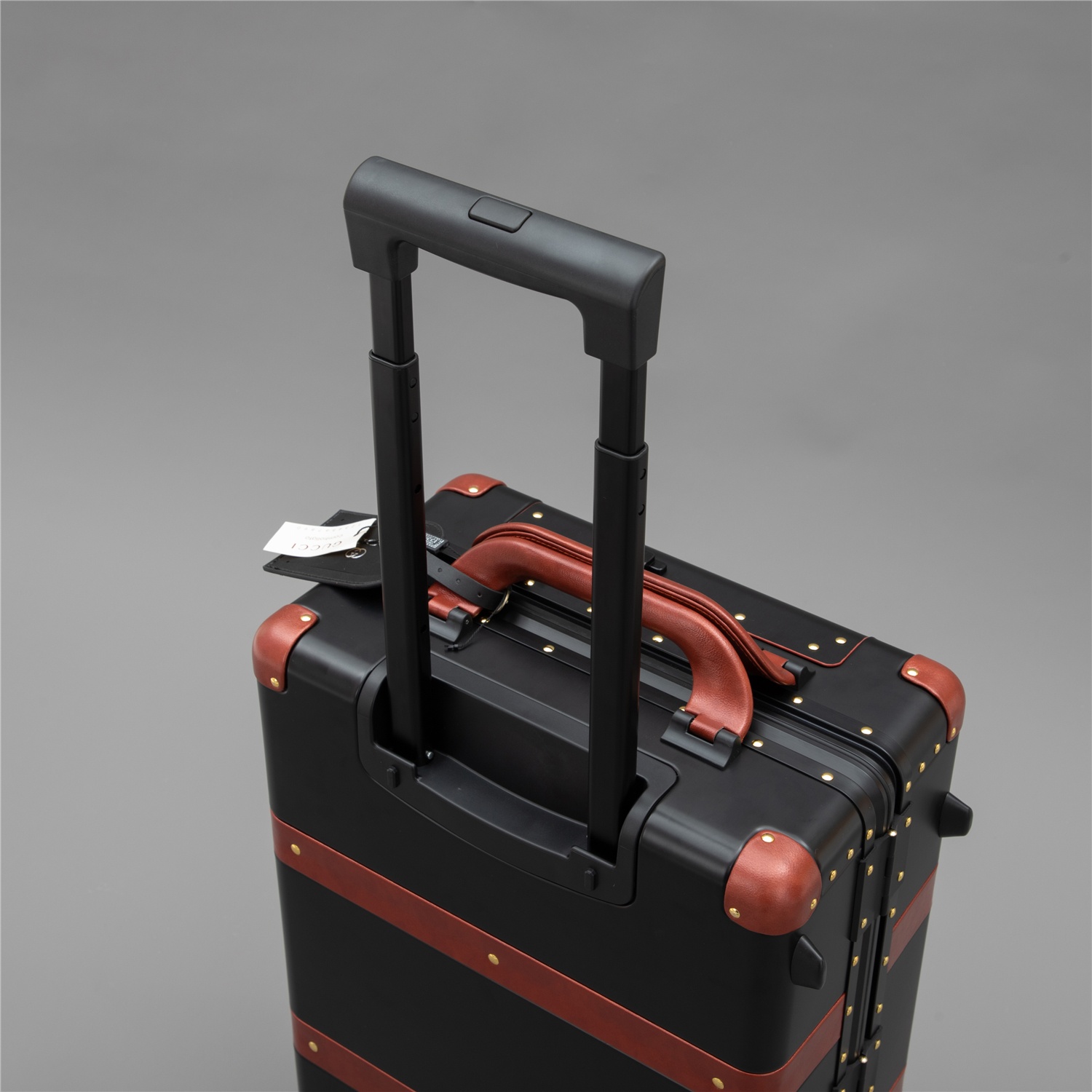Luxury Gucci Aluminium Suitcase with Innovative Features and Secure Locking System - 图片 6