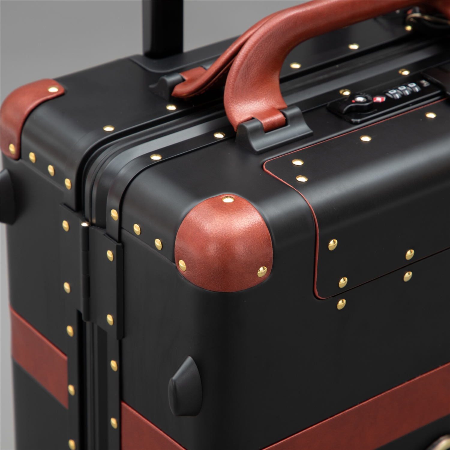 Luxury Gucci Aluminium Suitcase with Innovative Features and Secure Locking System - 图片 7