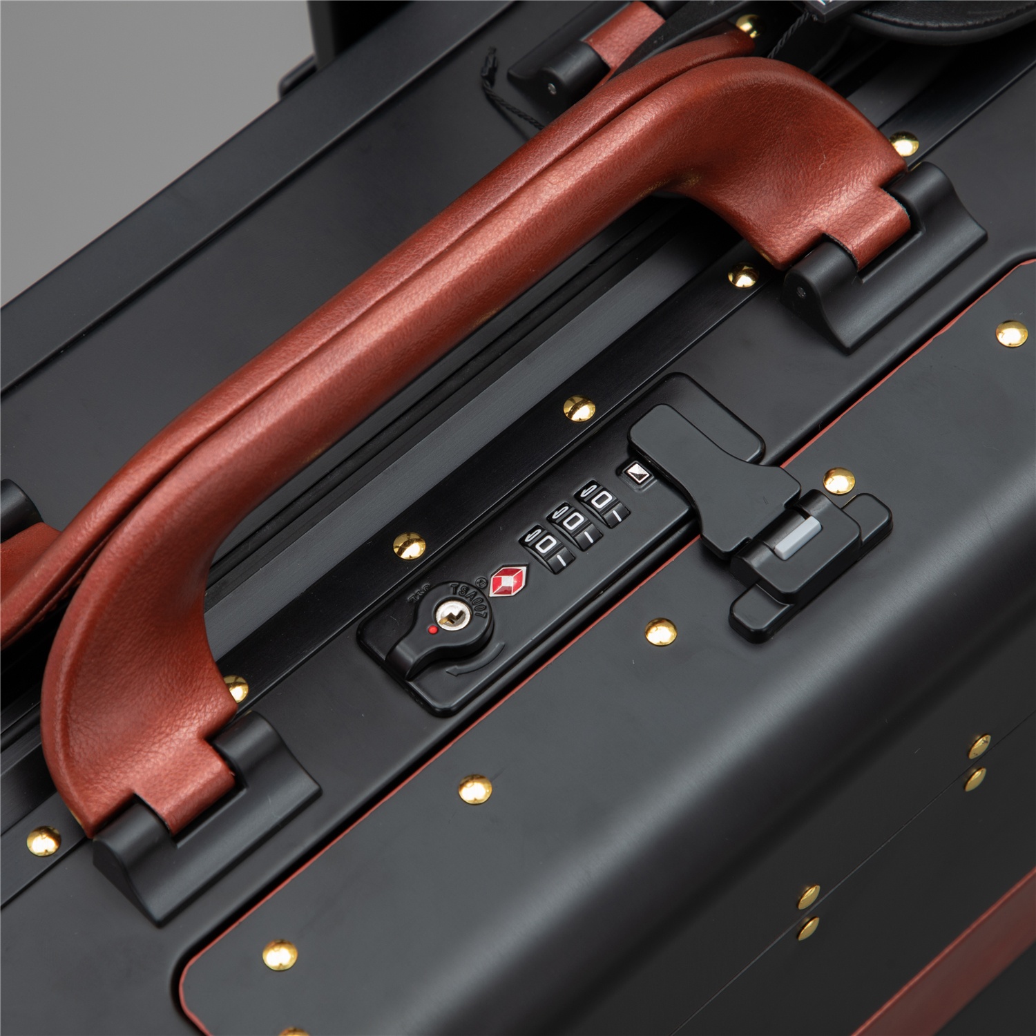 Luxury Gucci Aluminium Suitcase with Innovative Features and Secure Locking System - 图片 8