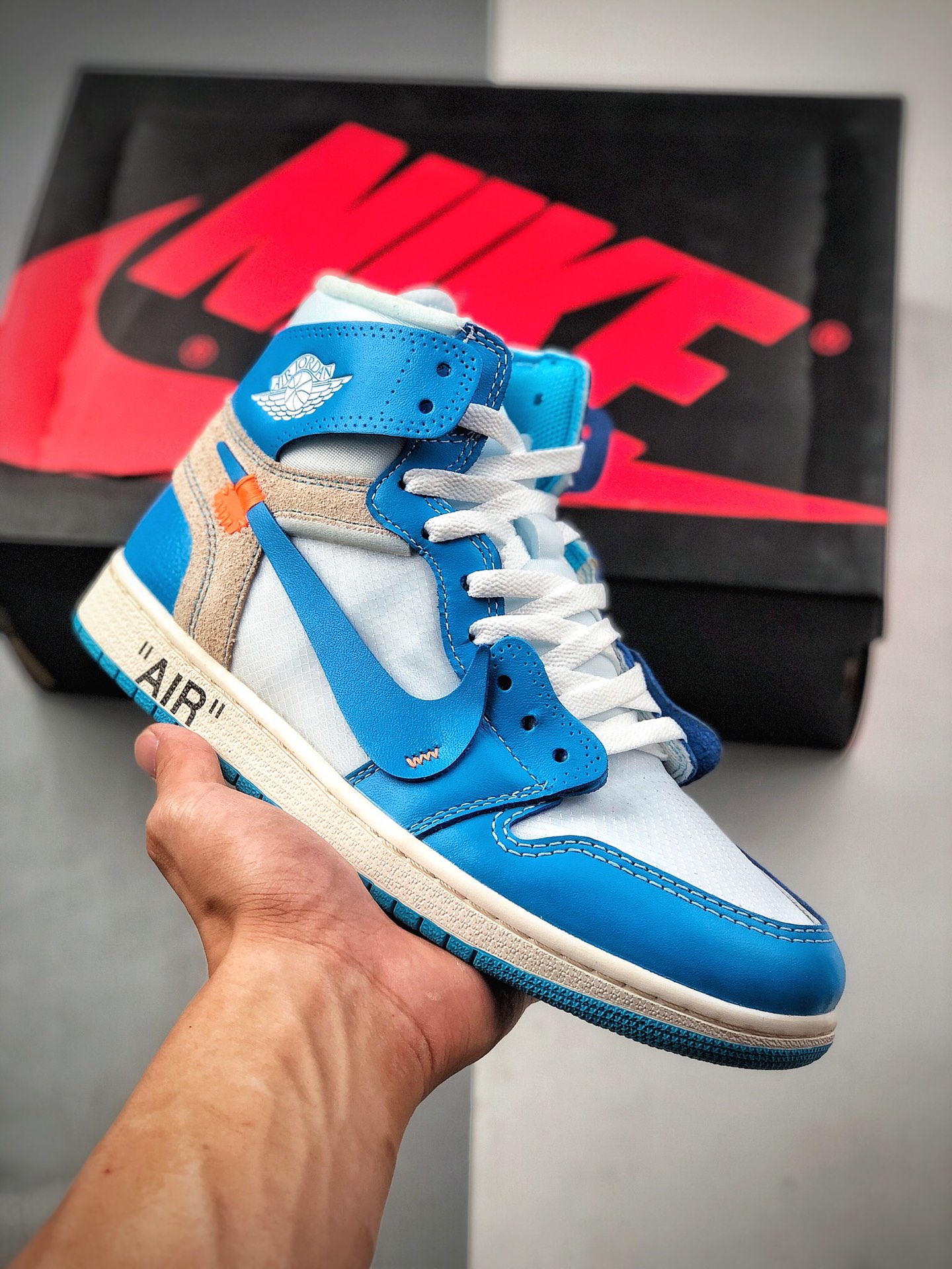 Air Jordan 1 Retro High OFF-WHITE University Blue UNC THE THE OW北卡蓝 经典高帮复古百搭篮球鞋。鞋面网纱、后跟港宝等大部分材料 均采购来自原厂 #针车孔深度 间距 侧边外露海…