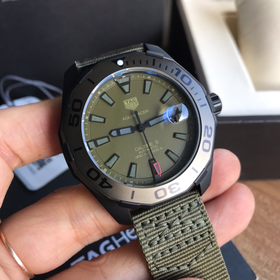 NO:727711,You can order the counter inspection code. Batch: Original box: 50. The new model with high appearance is now online. Super hard goods!  Handsome army green!  Original Tagheuer, TAG Heuer Aquaracer series mechanical watch, counter 16500+. ~43mm diameter, sapphire mirror, super luminous hands, original Swiss movement, support for disassembly and inspection, ultra-difficult stainless steel wire drawing process cannot be imitated, the details of the entire watch can be zoomed in to watch!  One watch and one code with hangtag, synchronized at the counter!  Brand new complete set of [color][color][color],,tag heue19860909可以订做专柜查验码 批: 原盒:50 新款高颜值上线啦.超级硬货！帅气军绿色！Original Tagheuer,泰格豪雅竞潜系列机械表,专柜16500+. ～43mm表径,蓝宝石镜面,超强夜光指针,原装瑞士机芯,支持拆机验货,超高难度精钢拉丝工艺无法仿制,整表细节可放大围观！一表一码配吊牌,专柜同步！全新全套出[色][色][色],,tag heue,Watch