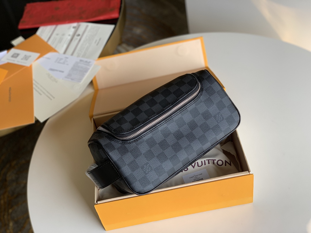 NO:396197,【Exclusive real photo N47625】Washing bag This dressing bag is made of Damier Graphite canvas, which is very rough. The practical elastic lining can keep the bottle upright. Size: 26.0 x 14.0 x 12.0 cm R.,LV [original leather],louis vuitton19860909【独家实拍N47625】盥洗包这款梳妆包采用Damier Graphite帆布制成,极具粗犷气息.实用的弹性内衬可保持瓶身直立.尺寸: 26.0 x 14.0 x 12.0 cm R.,LV【原厂皮】,louis vuitton,Bag
