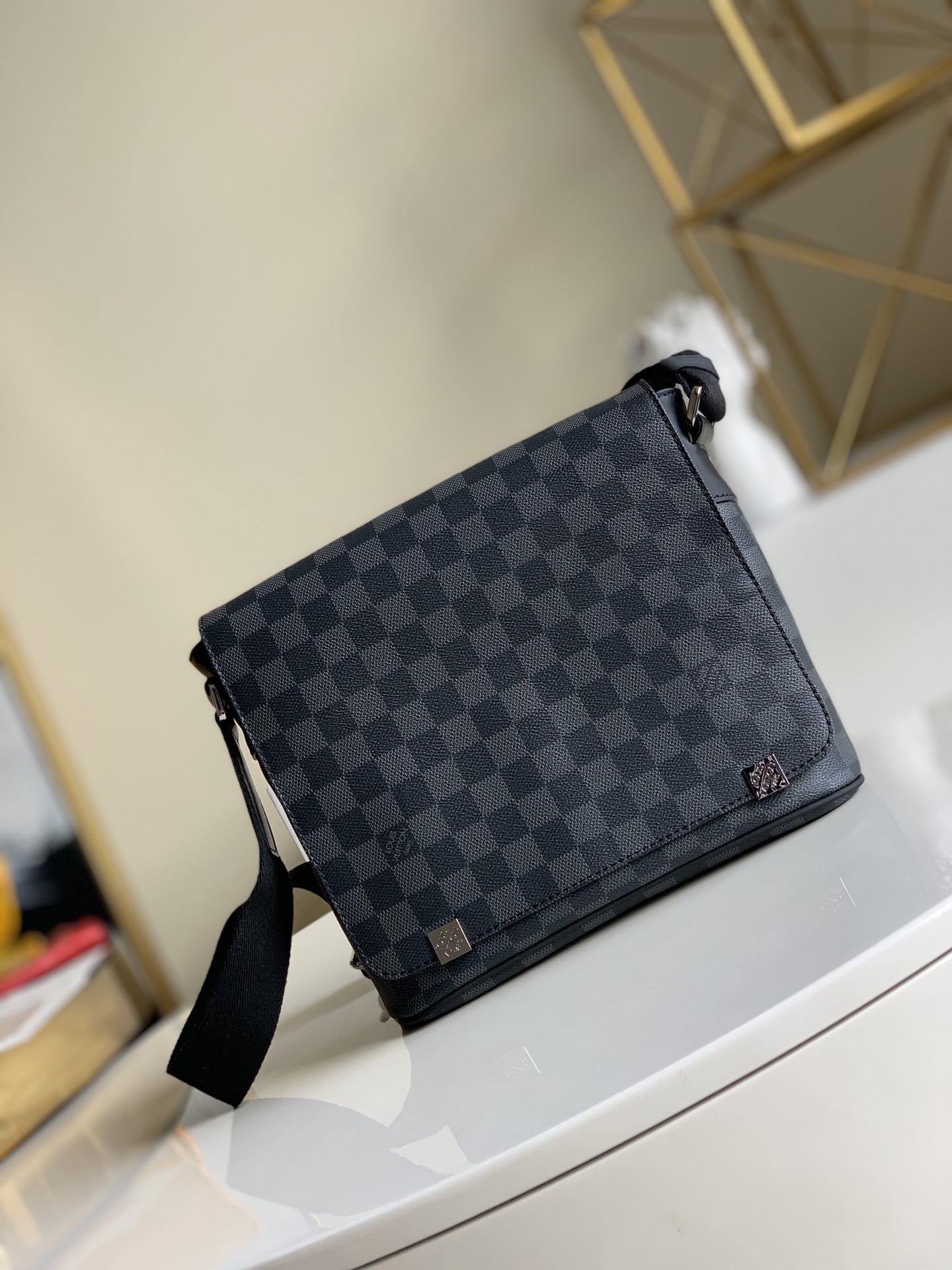 NO:396203,【Exclusive real photo N41028】DISTRICT Size 25cmX22cmX8cm, DistrictC small handbag has a large capacity and multi-bag design that allows it to hold small and small files, iPads and other items, which is an ideal choice for urban men. The gorgeous Damier Ebène canvas adds icing on the cake M.560, LV [original leather], louis vuitton19860909【独家实拍N41028】DISTRICT 尺寸25cmX22cmX8cm,DistrictC小号手提包的大容量、多袋设计使其可放置 大小文件、iPad 及其他物品,是都市男士的理想之选. 华丽的 Damier Ebène 帆布更令其锦上添花 M.560,LV【原厂皮】,louis vuitton,Bag