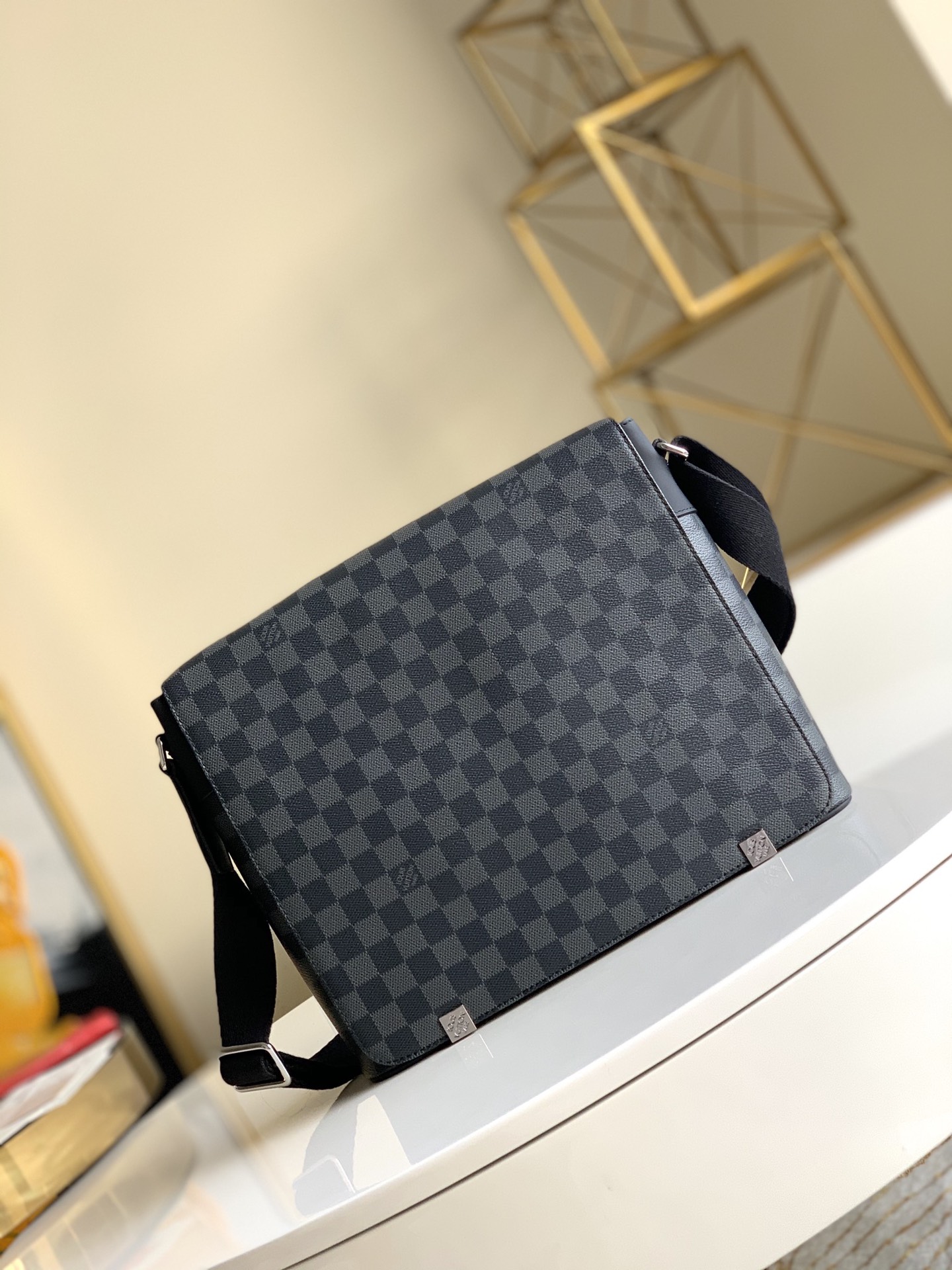 NO:396720,【Exclusive real photo N41029】The new men's crossbody bag for counter, first-class texture, perfect pk counter DistrictC medium-sized handbag has a large capacity and multi-bag design that makes it possible to hold A4 size files, iPads and other items, making it ideal for urban men. The gorgeous Damier Ebène canvas adds icing on the cake. All-steel laser hardware. Size 33*29*8cm M.580, LV [original leather], louis vuitton,satchels,crossbody bags19860909【独家实拍 N41029】专柜新款男士斜挎包 质感一流 完美pk专柜 DistrictC中号手提包的大容量、多袋设计使其可放置 A4 大小文件、iPad 及其他物品,是都市男士的理想之选. 华丽的 Damier Ebène 帆布更令其锦上添花 全钢激光五金.尺寸33*29*8cm M.580,LV【原厂皮】,louis vuitton,satchels,crossbody bags,Bag