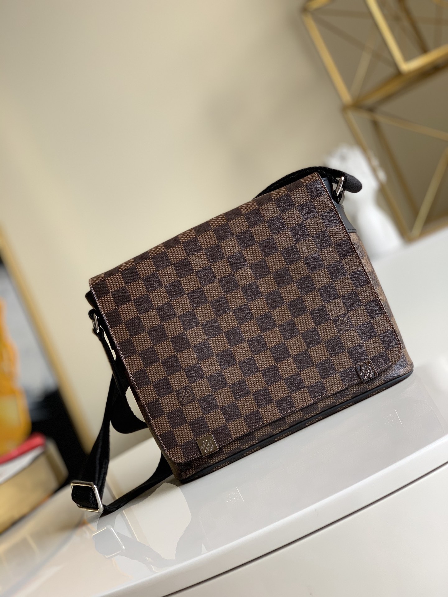 NO:396206,【Exclusive real photo N41031】DISTRICT Size 25cmX22cmX8cm, DistrictC small handbag has a large capacity and multi-bag design that makes it possible to place large and small files, iPads and other items, making it ideal for urban men. The gorgeous Damier Ebène canvas adds icing on the cake M.560, LV [original leather], louis vuitton19860909【独家实拍N41031】DISTRICT 尺寸25cmX22cmX8cm,DistrictC小号手提包的大容量、多袋设计使其可放置 大小文件、iPad 及其他物品,是都市男士的理想之选. 华丽的 Damier Ebène 帆布更令其锦上添花 M.560,LV【原厂皮】,louis vuitton,Bag