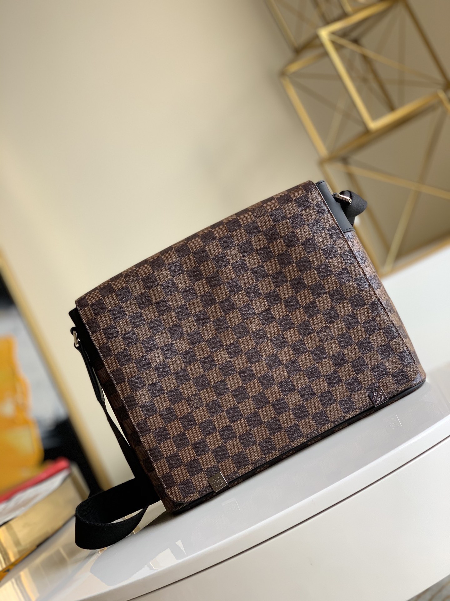NO:396209,【Exclusive real photo N41032】The new men's crossbody bag for counter, first-class texture, perfect pk counter DistrictC medium-sized handbag has a large capacity and multi-bag design that makes it possible to hold A4 size files, iPads and other items, making it ideal for urban men. The gorgeous Damier Ebène canvas adds icing on the cake. All-steel laser hardware. Size 33*29*8cm M.580, LV [original leather], louis vuitton,satchels,crossbody bags19860909【独家实拍 N41032】专柜新款男士斜挎包 质感一流 完美pk专柜 DistrictC中号手提包的大容量、多袋设计使其可放置 A4 大小文件、iPad 及其他物品,是都市男士的理想之选. 华丽的 Damier Ebène 帆布更令其锦上添花 全钢激光五金.尺寸33*29*8cm M.580,LV【原厂皮】,louis vuitton,satchels,crossbody bags,Bag