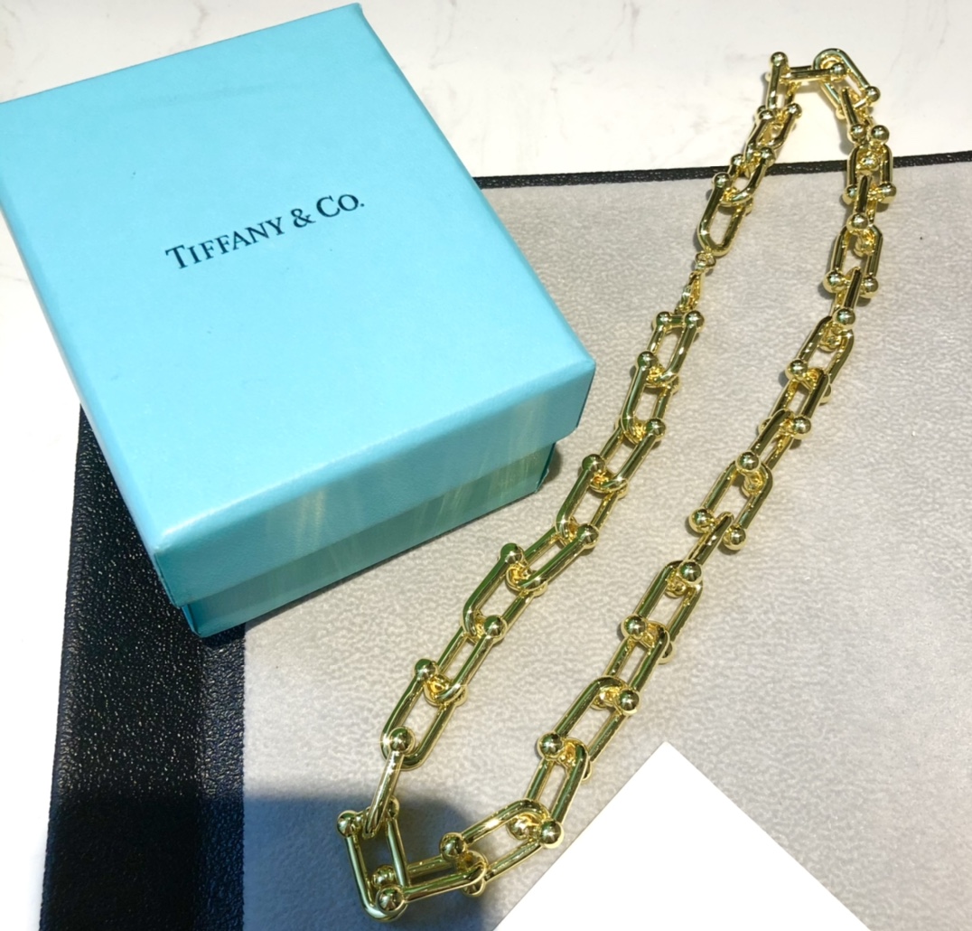 ❤️165包邮/原单代购级别
代购级别 各大网红博主 蒂芙尼Tiffany项链HardWear火爆开启 U型 关节 链环系列 缠绕系列 锁头 项链 手链 两戴⚠️看似简易,实则需要九九八十一道工艺才能将链环由大到小以渐变的形式呈现出充满立体感的前卫设计光看细腻、非比寻常的卡扣和刻字时髦精们都心动 混搭达人都爱不释手不信,翻看ins 各路型男善女都深陷其中!潮人们绝对不能错过,Get起来~