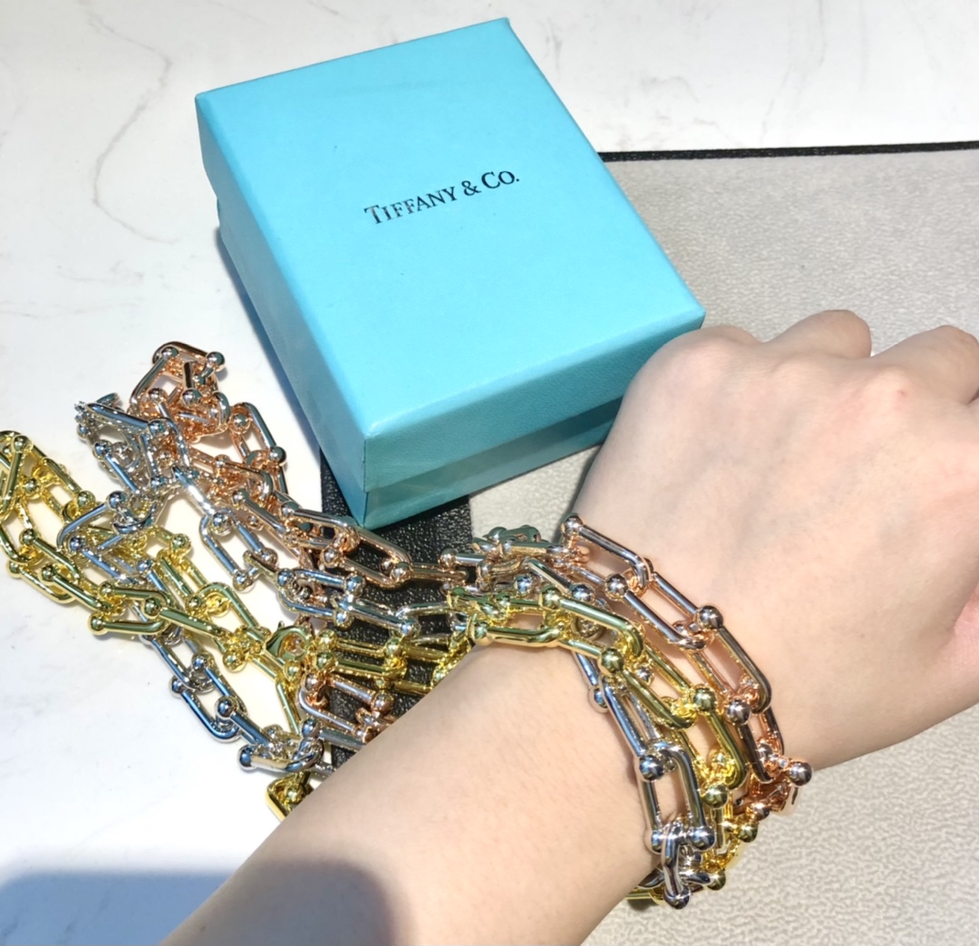 ❤️165包邮/原单代购级别
代购级别 各大网红博主 蒂芙尼Tiffany项链HardWear火爆开启 U型 关节 链环系列 缠绕系列 锁头 项链 手链 两戴⚠️看似简易,实则需要九九八十一道工艺才能将链环由大到小以渐变的形式呈现出充满立体感的前卫设计光看细腻、非比寻常的卡扣和刻字时髦精们都心动 混搭达人都爱不释手不信,翻看ins 各路型男善女都深陷其中!潮人们绝对不能错过,Get起来~